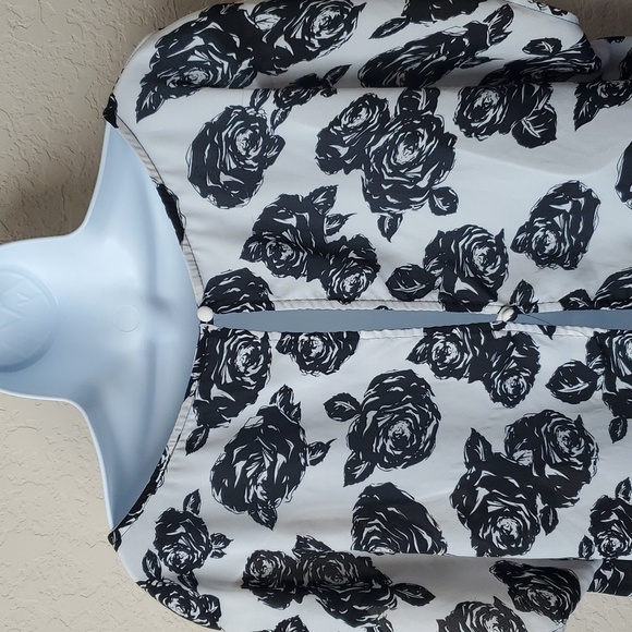 Torrid sz 0 white open back top with black roses - Picture 9 of 12